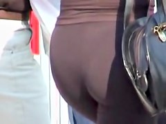 Candid girl waving her booty in the crowd 07zc