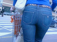 Candid hot sexy milf in tight jeans