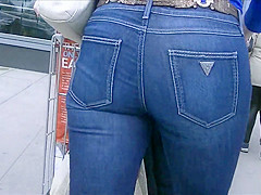 Candid hot sexy milf in tight jeans