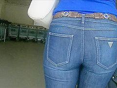 Candid hot sexy milf in tight jeans