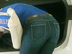 Candid hot sexy milf in tight jeans