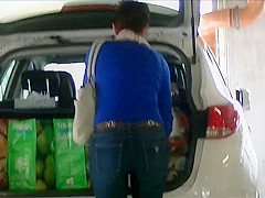 Candid hot sexy milf in tight jeans