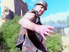 Cette beurette pompe le soldat avant de se faire baiser