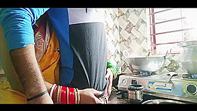 Chikn Bna Rhi Bibi Ko Rasoi Me Pkad Ke Ghodi Bnaya