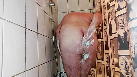 Chubby Take A Shower