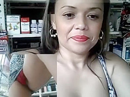 Colombiana madura en farmacia 2