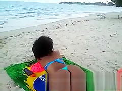 De Bikini Sexy Mulata Mostra Bunda Linda Demais Na Praia
