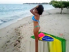 De Bikini Sexy Mulata Mostra Bunda Linda Demais Na Praia