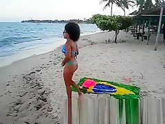 De Bikini Sexy Mulata Mostra Bunda Linda Demais Na Praia