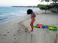 De Bikini Sexy Mulata Mostra Bunda Linda Demais Na Praia