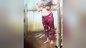 Desi Bhabhi Outdoor Bathing