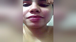 Desi Girl Shows Her Boobs