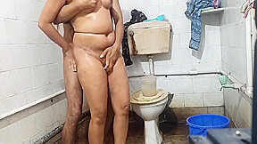 Desi Saali Ko Jiju Ne Chup Chup Ke Bathroom Me Pela