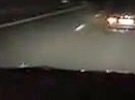 Deux vieilles baisent sur une aire d’autoroute la nuit