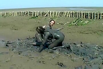 Dirty chickfight in mud