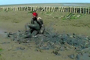 Dirty chickfight in mud