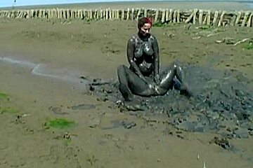 Dirty chickfight in mud