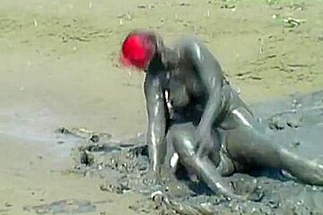 Dirty chickfight in mud