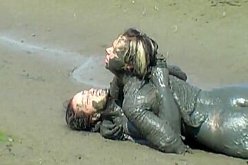 Dirty chickfight in mud
