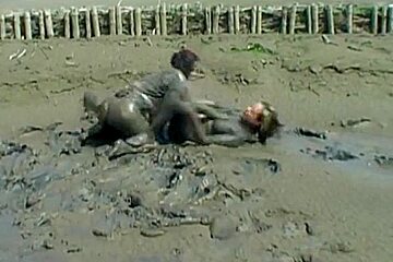 Dirty chickfight in mud