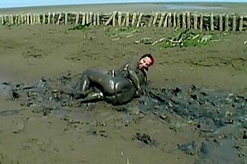 Dirty chickfight in mud