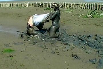 Dirty chickfight in mud