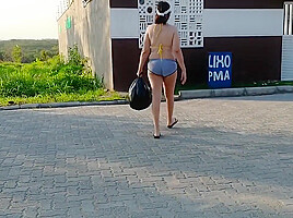 Ela Faz O Servico De Casa Com Os Peitos Gozados