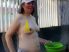 Ela Faz O Servico De Casa Com Os Peitos Gozados