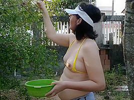Ela Faz O Servico De Casa Com Os Peitos Gozados