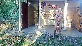 Exhib Bdsm (tetons Et Couilles) Dans Chiottes Dune Aire De Repos 7 Min