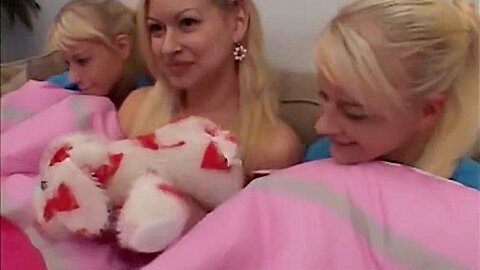 Fake twins Share A Lez Pussy Going Down