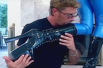Fucking and drooling oral job in boots and latex