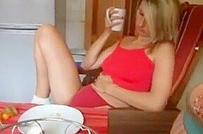 Geile blonde milf beim essen