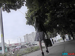 Girl in a-line skirt shows ass in accidental upskirt