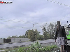 Girl in a-line skirt shows ass in accidental upskirt