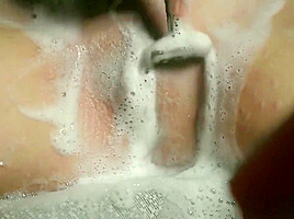Girl shaves pussy and masturbates (remontaging)