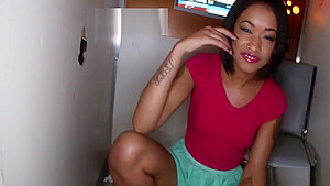 Goluptious skin diamond in oral sex action