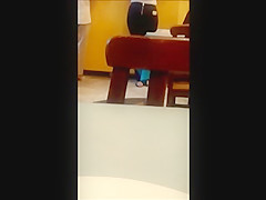 Gostosa pagando a conta