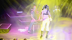 Her strippes publikum i samme slengen