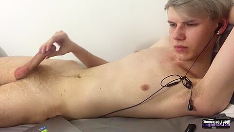 His First Time Jerking On Cam - Sky Heet - TXXXMStudios