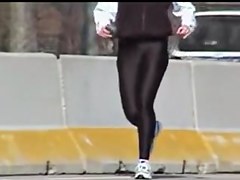 Hot amateur runner is pleasing me with candid butt 08r