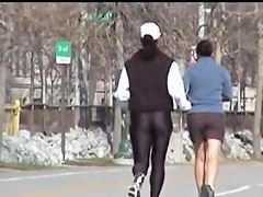 Hot amateur runner is pleasing me with candid butt 08r