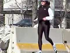 Hot amateur runner is pleasing me with candid butt 08r