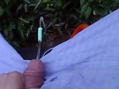 I piss in neighbors garden for 4 straight minutes after drinking 12 pack