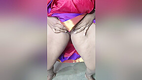 Indian Housewife Flashing Her Wet Pussy In Sharee