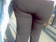Juicy big butts milfs in tight pants
