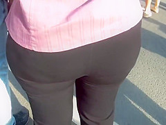 Juicy big butts milfs in tight pants