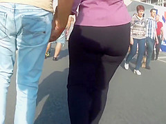 Juicy big butts milfs in tight pants