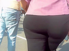 Juicy big butts milfs in tight pants