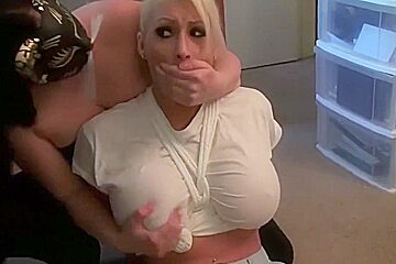 Kat In Ropes
